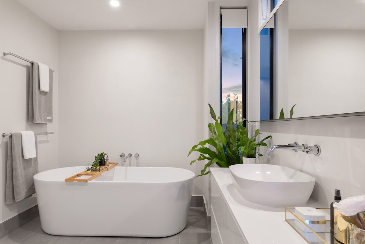 Ba&ntilde;o moderno con grifer&iacute;a instalada