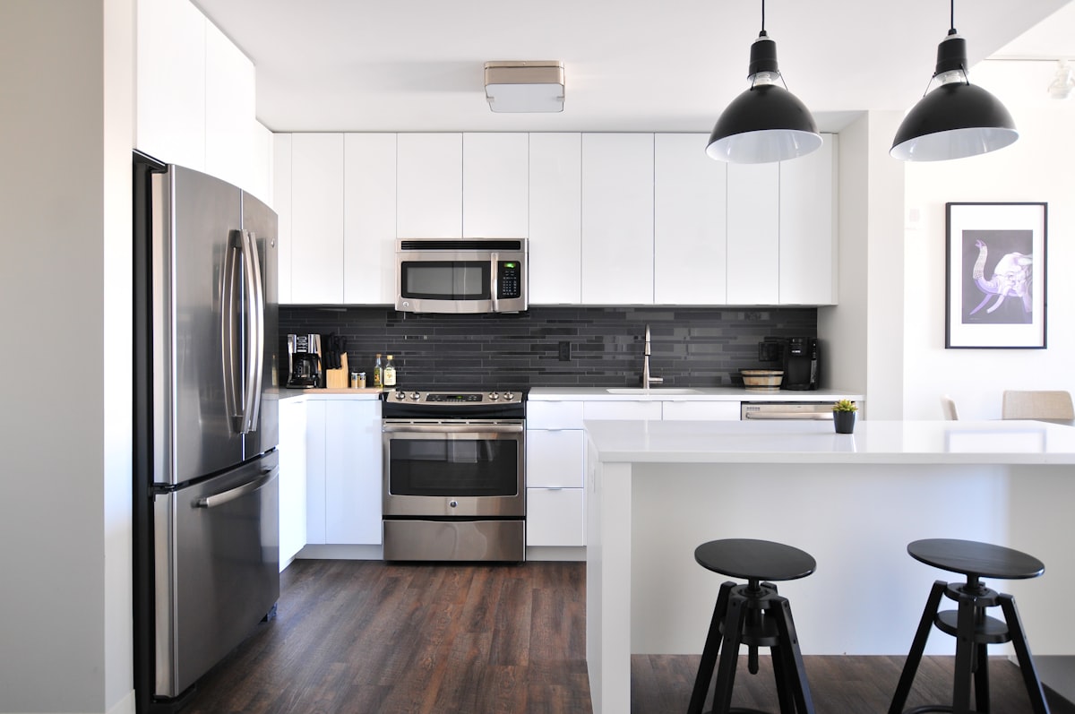 Interior de vivienda moderna con cocina y fregadero