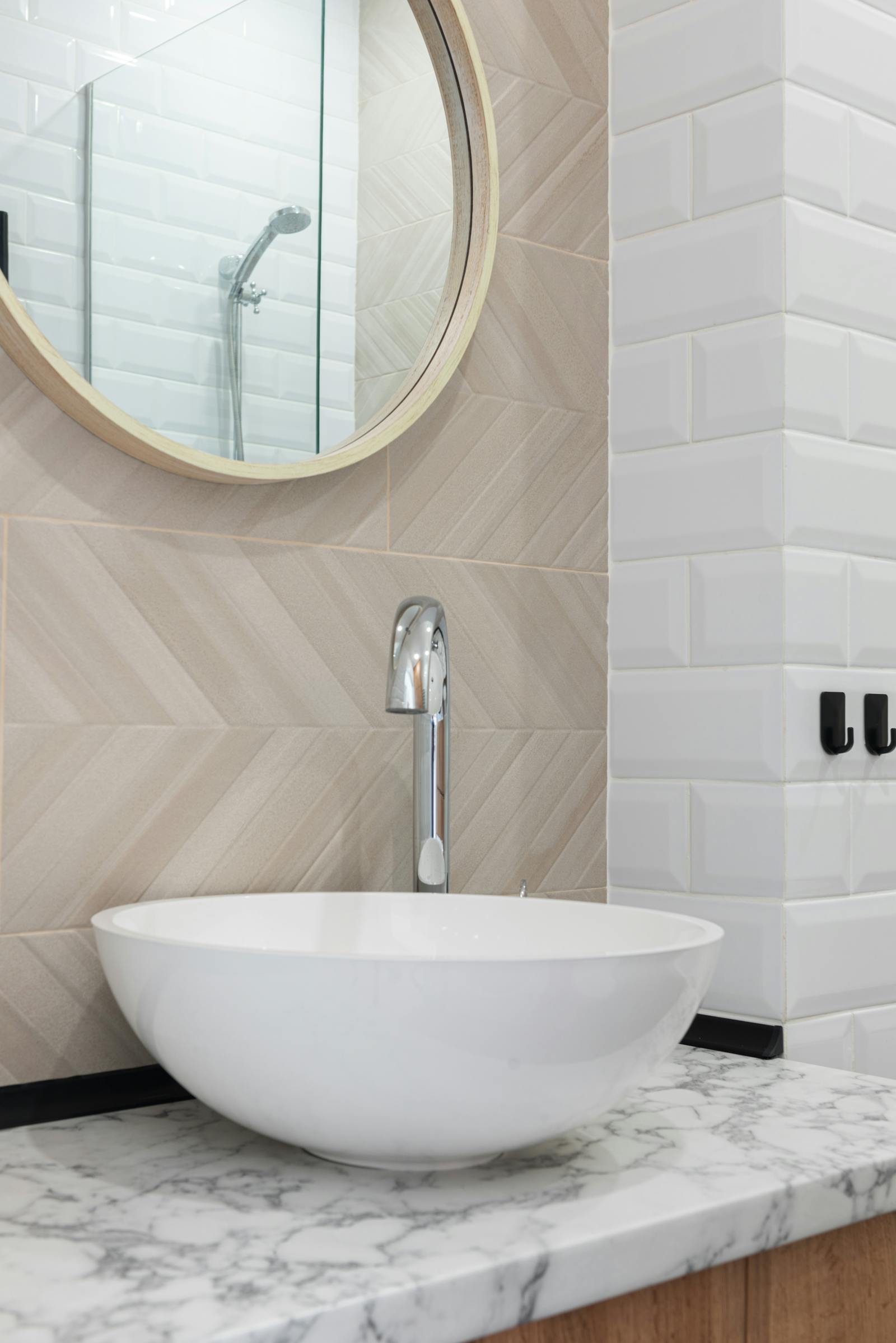 Ba&ntilde;o reformado con lavabo moderno